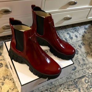 Brand New Women’s Hestia Lug Sole Guess Chelsea Booties